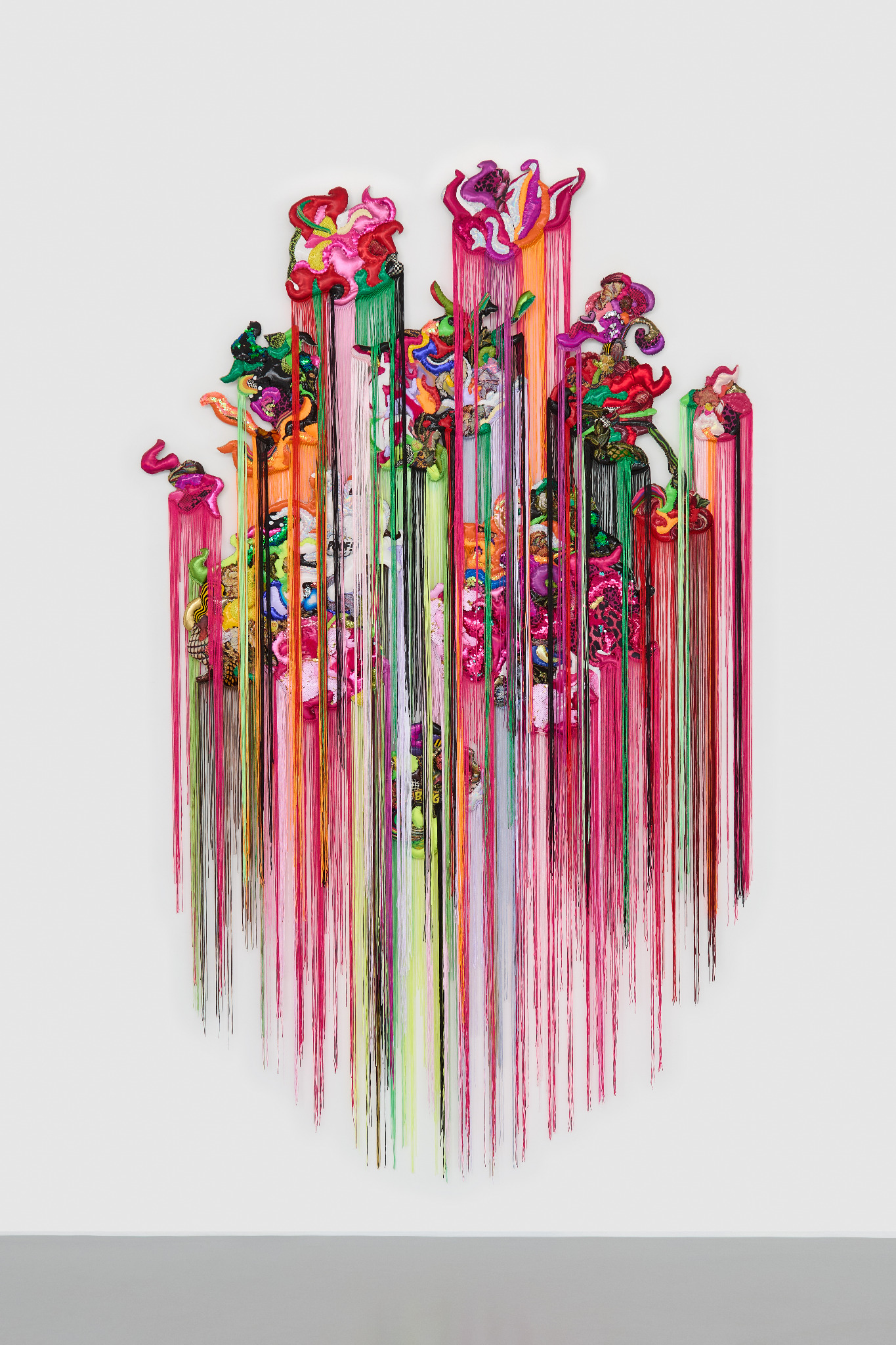 Obra textil mural vertical de Anne von Freyburg
